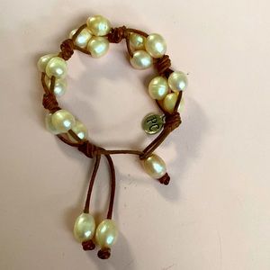 Pink pearl and leather bracelet